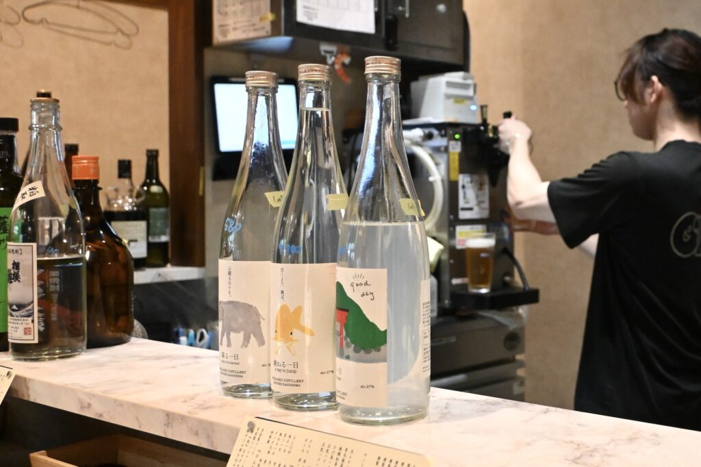 燻製酒場one’sのカウンターに並ぶお酒