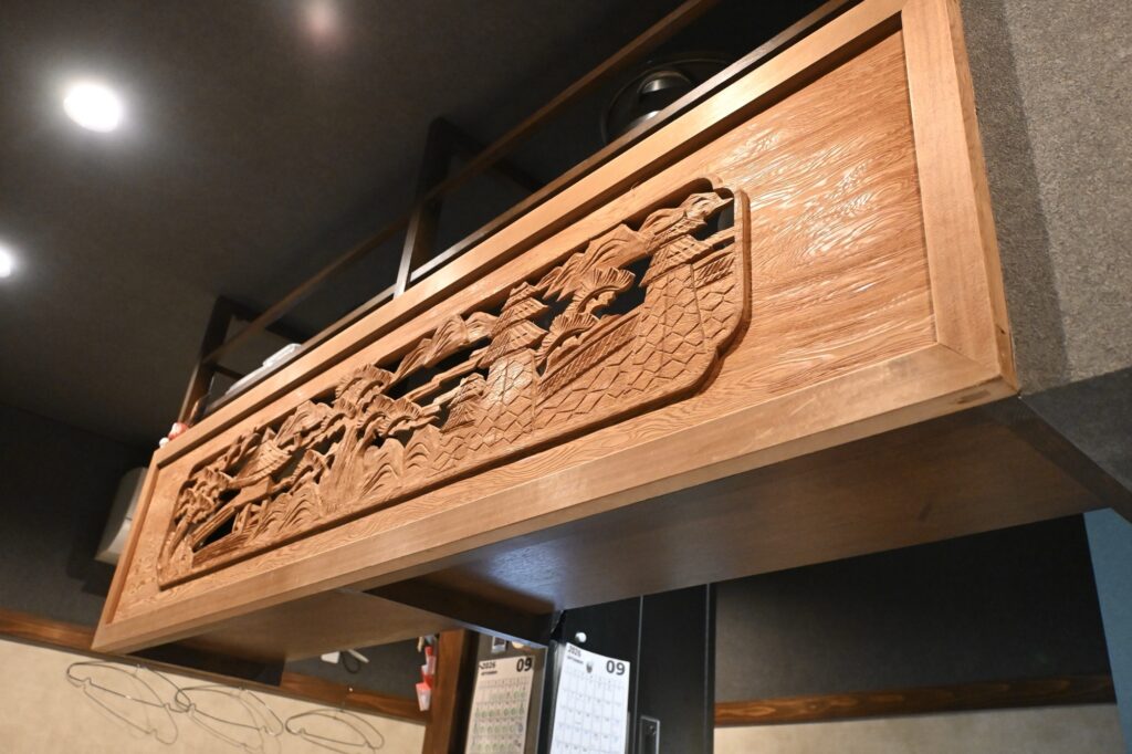 燻製酒場one’sの欄間