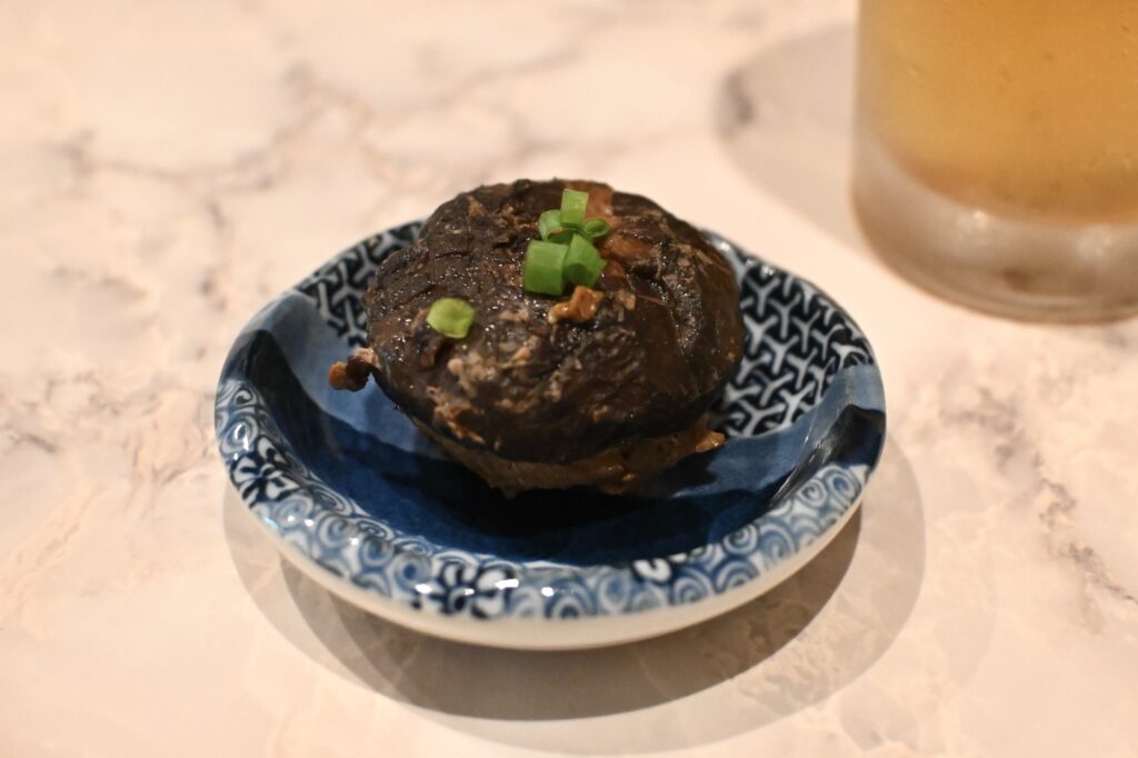燻製酒場one’s お通しの椎茸の肉詰め