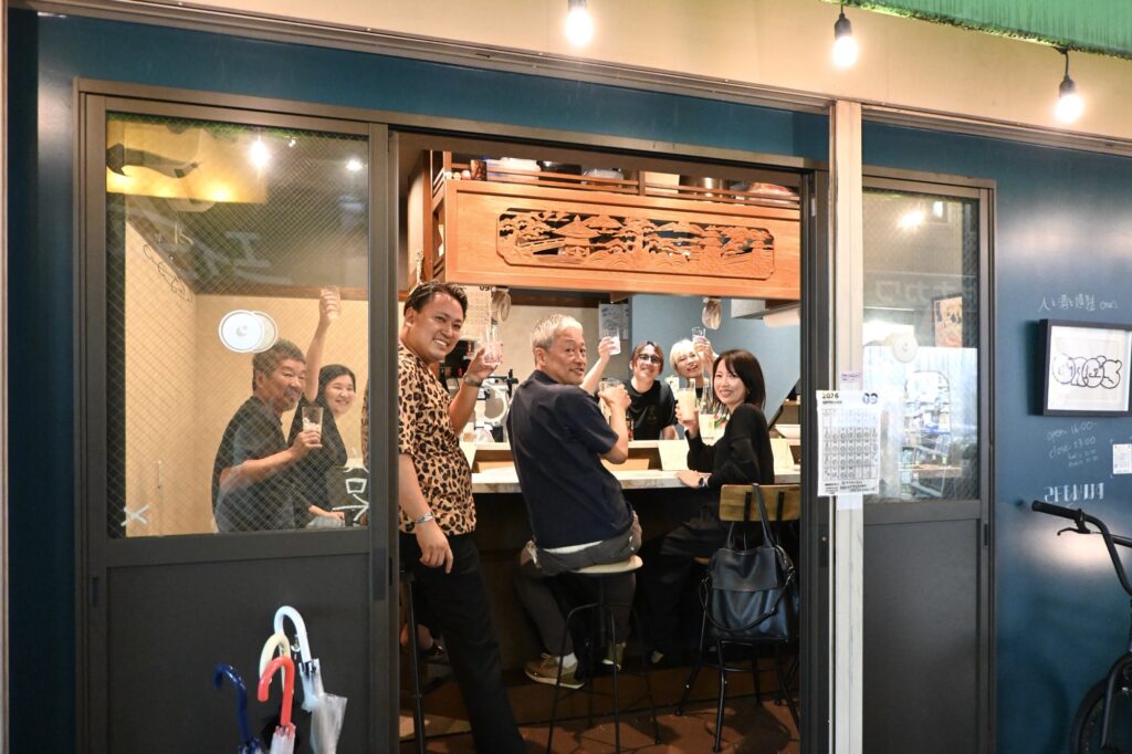 燻製酒場one’sの常連さんたちと