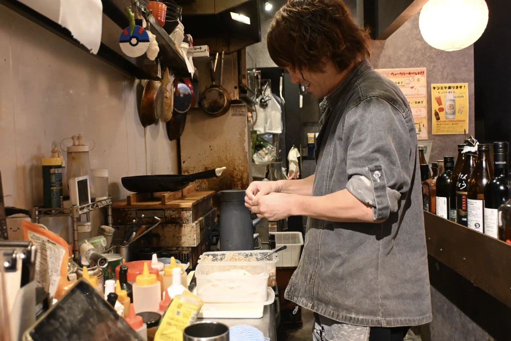 餃子を包むたくやさん